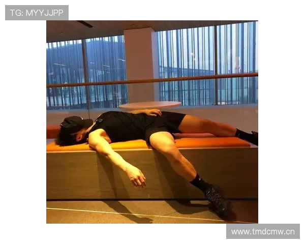 张常宁在家撸铁的样子，比红毯还狠